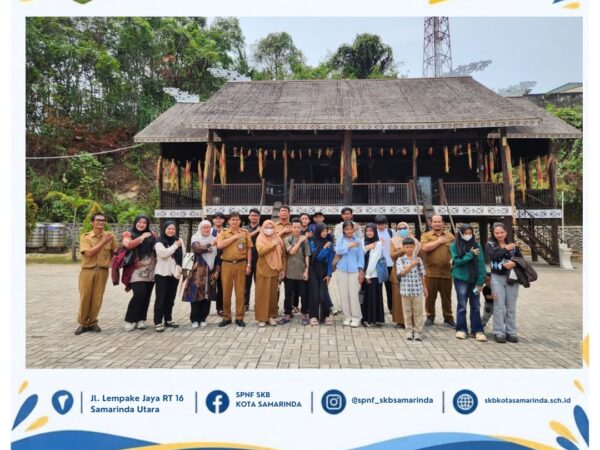 KUNJUNGAN KE RUMAH ADAT